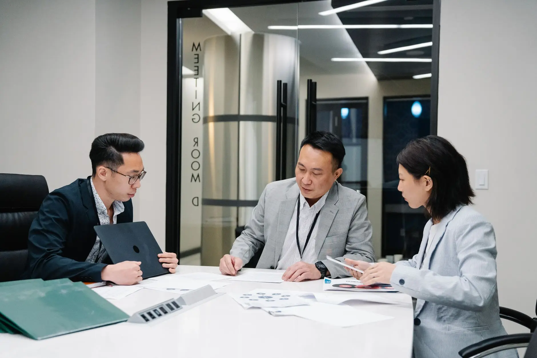 疏散指示灯与安全出口灯的技术选型及性能对比分析